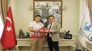 Başkan Dökmeci, Milli sporcumuz Doğan Kılıç bizi gururlandırdı