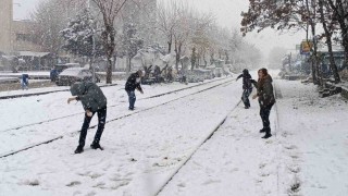 Batmana uzun yıllar sonra lapa lapa kar yağdı, vatandaşlar sokağa döküldü