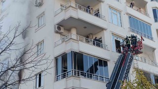 Batmanda apartmanda yangın: 20den fazla kişi itfaiye merdiveniyle kurtarıldı
