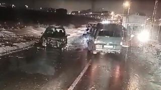 Batmanda buz pistine dönen yolda 2 araç çarpıştı