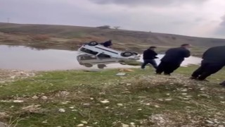 Batmanda hafif ticari araç yapay gölete uçtu, sürücü yaralandı