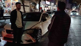Batmanda seyir halindeki otomobil alev aldı