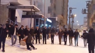 Batmanda yıllar sonra gelen kar sevinci: Davul zurna, halay ve kızak keyfi