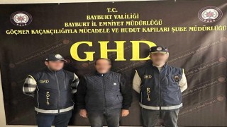 Bayburtta 2 düzensiz göçmen ile 1 göçmen kaçakçısı yakalandı