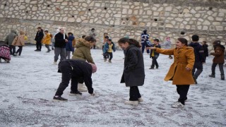 Bayburtta mevsimin ilk karı düştü: Öğrenciler bahçeye koştu