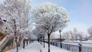 Bayburtun Arpalı Beldesi güne kar yağışıyla uyandı