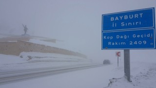 Bayburtun yüksek kesimlerine kar yağdı