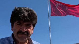 Bayrak Adamın vatan sevdası: Her tepeye bir bayrak