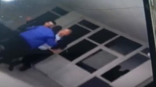 Belediye başkanının sopayla gençleri dövdüğü iddia edildi