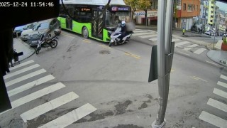 Belediye otobüsü ile motokuryenin çarpıştığı kaza anı kameraya yansıdı