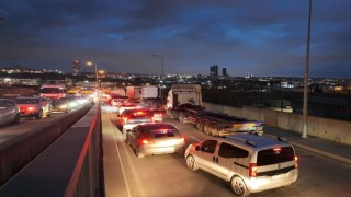 Beylikdüzü Ambarlıda eylem yapan tır şoförleri nedeniyle trafik durma noktasına geldi