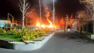 Beylikdüzünde çocuk parkı alev alev yandı