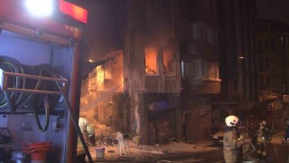 Beyoğlunda 4 katlı binada yangın çıktı: Bina sakini 2 kişi çatıya sığındı