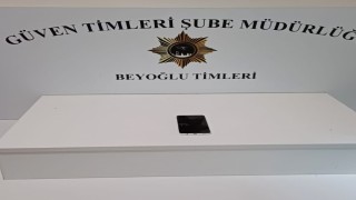 Beyoğlunda bankta uyuyan kişinin telefonun çalındığı anlar görüntülendi