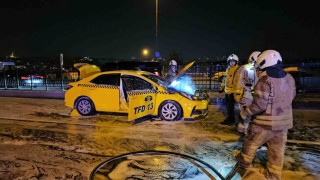 Beyoğlunda seyir halindeki ticari taksi alev alev yandı