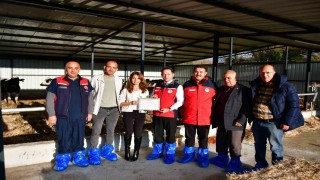 Bigada kaliteli hayvansal üretim yapan üreticiye Ari İşletme Belgesi