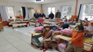 Bilecikli hayırseverden öğrencilere mont ve bot desteği