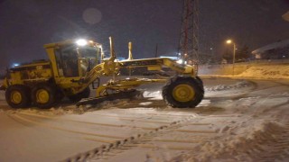 Bilecikte belediye ekiplerinin sabaha saatlerinde yoğun kar mesaisi