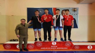 Bilecikte güreşte gençlerden yoğun mücadele