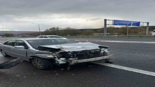 Bilecikte otomobil beton bariyerlere çarptı: 2 yaralı