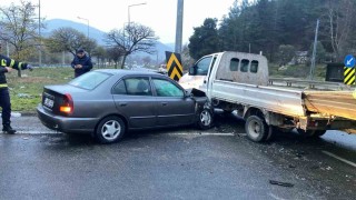Bilecikte otomobil ile kamyonet çarpıştı: 5 yaralı