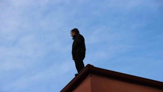 Binanın çatısında intihara kalkışan şahsı İl Emniyet Müdürü ikna etti