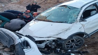 Bingölde otomobil şarampole uçtu: 2 yaralı