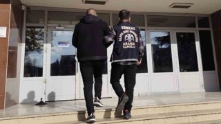 Bir yıldır aranan hükümlü, araç içinde güneşlikle yüzünü kameralardan gizlemeye çalışırken yakalandı