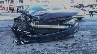 Bitliste otomobil ile motosiklet kafa kafaya çarpıştı: 1 yaralı