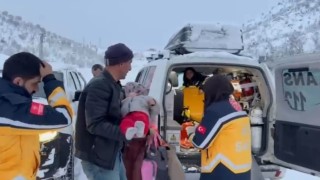 Böbrek rahatsızlığı olan 3 yaşındaki çocuk ambulansa ulaştırıldı