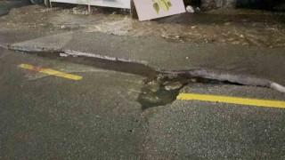Bodrumda ana su hattı patladı, yol çöktü