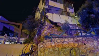 Bodrumda sağanak yağış: Yollar kapandı, ev ve iş yerlerini su bastı