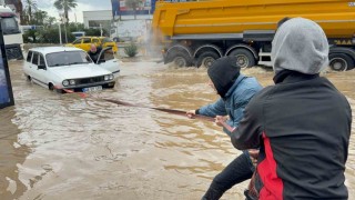 Bodrumda sokaklar göle döndü araçlar sular altında kaldı