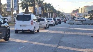 Bodrumda yeni yıl trafiği: Uzun araç kuyrukları oluştu