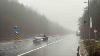 Bolu Dağında sis ve sağanak sebebiyle görüş mesafesi 30 metreye düştü