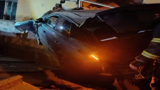 Boluda bina duvarına çarpan otomobilin sürücüsü yaralandı