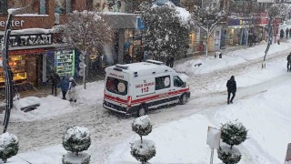 Boluda bir ambulansın karla imtihanı kamerada