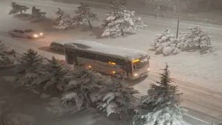 Boluda kar kalınlığı 30 santimetreyi aştı, onlarca araç rampalarda yolda kaldı