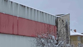 Boluda kar ve buz kütleleri tehlike saçıyor