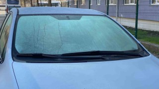 Boluda soğuktan araçların camları buz tuttu