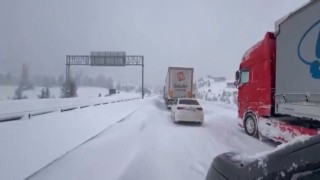 Boluda yoğun karda tırlar rampayı çıkamadı: Gerede-Samsun yolu ulaşıma kapandı