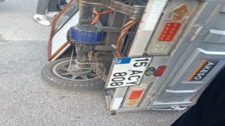 Burdurda minibüsle üç tekerlekli motosiklet çarpıştı: 2 yaralı