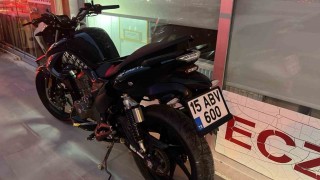 Burdurda motosiklet park halindeki otomobile çarptı: 2 yaralı