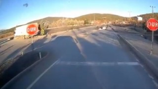 Burdurda otomobil ile kamyon çarpıştı: Kaza anı kamerada