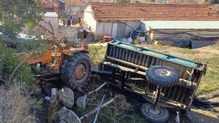 Burdurda otomobille çarpışan traktör devrildi: 3 yaralı