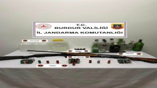 Burdurda yeni yıl öncesi kaçak alkol ve silah ele geçirildi