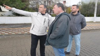 Burhaniye de çöken kanalizasyon borusu yol kapattırdı