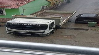 Bursada bir kamyon sokak arasındaki araca ağır zarar verip kaçtı