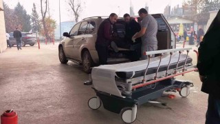 Bursada devrilen suntaların altında kalan işçi yaralandı