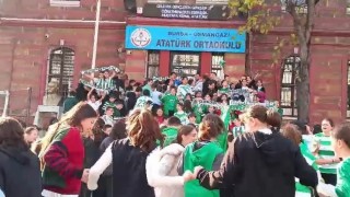 Bursada öğrenciler Bursaspor kıyafetleriyle okula geldi